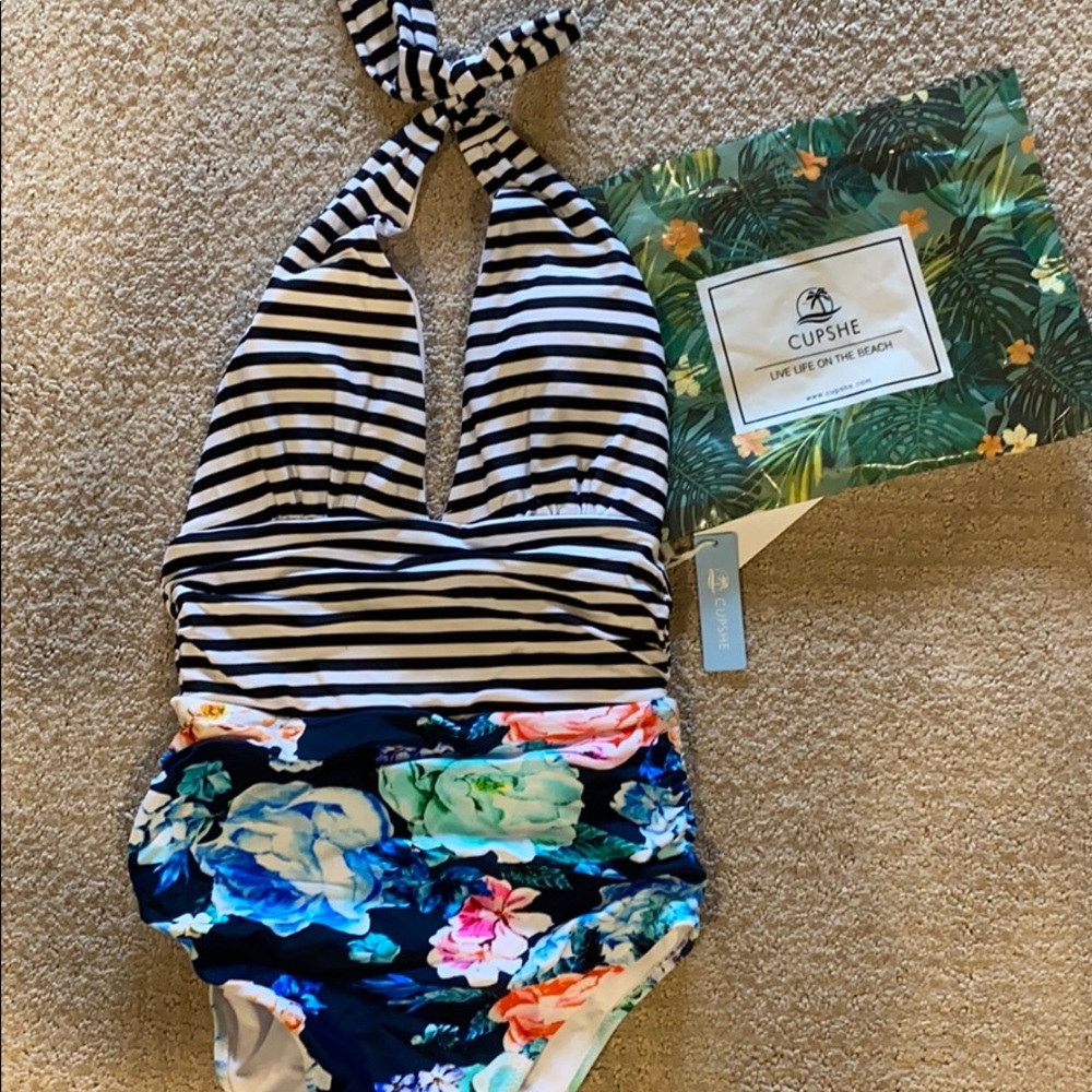 Cupshe one piece suit size S NEW